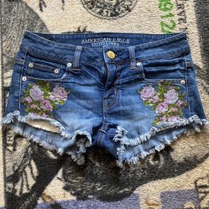 Wmns American Eagle Flower Embroidered Shorts - Sz 0 - Lightly Used